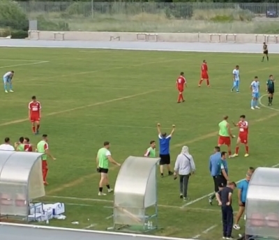 Akragas in festa per la finale conquistata a Isernia. Il tecnico Terranova con le braccia al cielo 