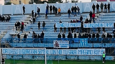 La curva Sud ricorda il tifoso Massimo.&quot;Sarai sempre con noi&quot;.