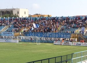 Nella foto i tifosi organizzati in Curva Sud dello stadio Esseneto