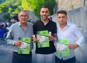 Nella foto Desiderio Garufo al centro con accanto il dirigente Bottone ed il difensore Baio durante una recente cerimonia di premiazione 