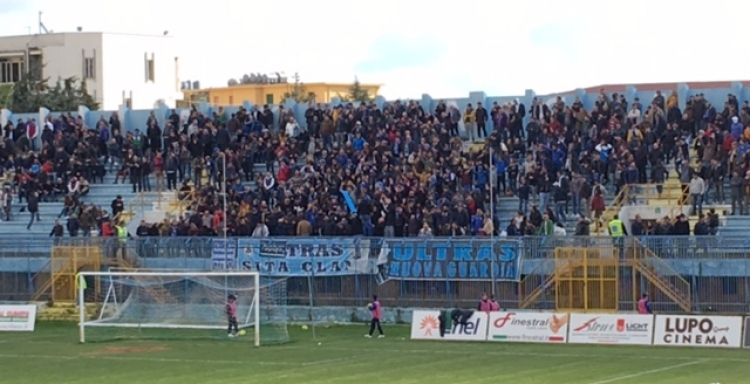 I tifosi dell’Akragas presenti col cuore. In curva anche Nicola Arena