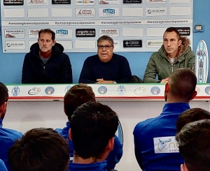 Il presidente dell&#039;Akragas Giuseppe Deni presenta alla squadra il nuovo allenatore Terranova (Foto Akragas)