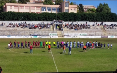 Nella foto Akragas e Trapani schierate a centrocampo 