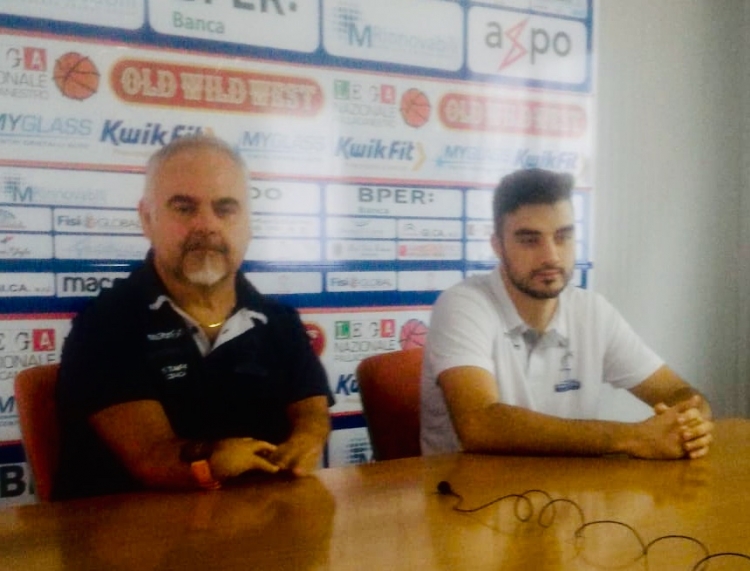 Il coach della Fortitudo Moncada Agrigento, Franco Ciani, insieme ad Edoardo Fontana alla vigilia della gara con Biella.