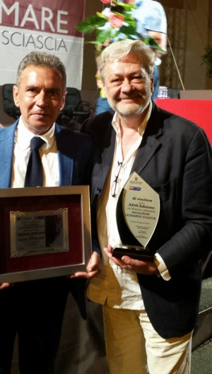 Nella foto il vincitore del premio Gianni Farinetti