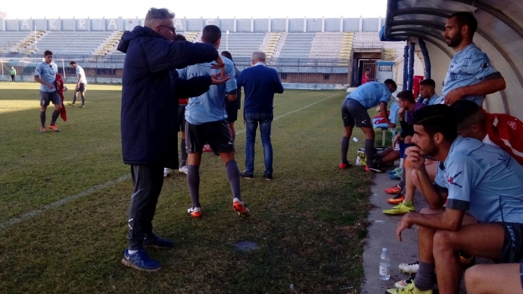 Lello Di Napoli da alcune indicazioni ai suoi giocatori.