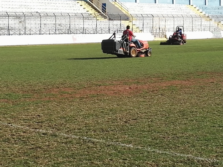 Lavori nel manto erboso dello stadio Esseneto. Allenamenti a Fontanelle