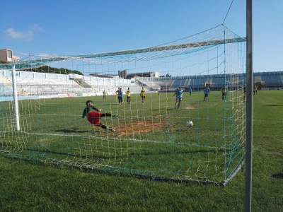 Il calcio di rigore trasformato da Longo nell&#039;allenamento congiunto con la Pro Favara