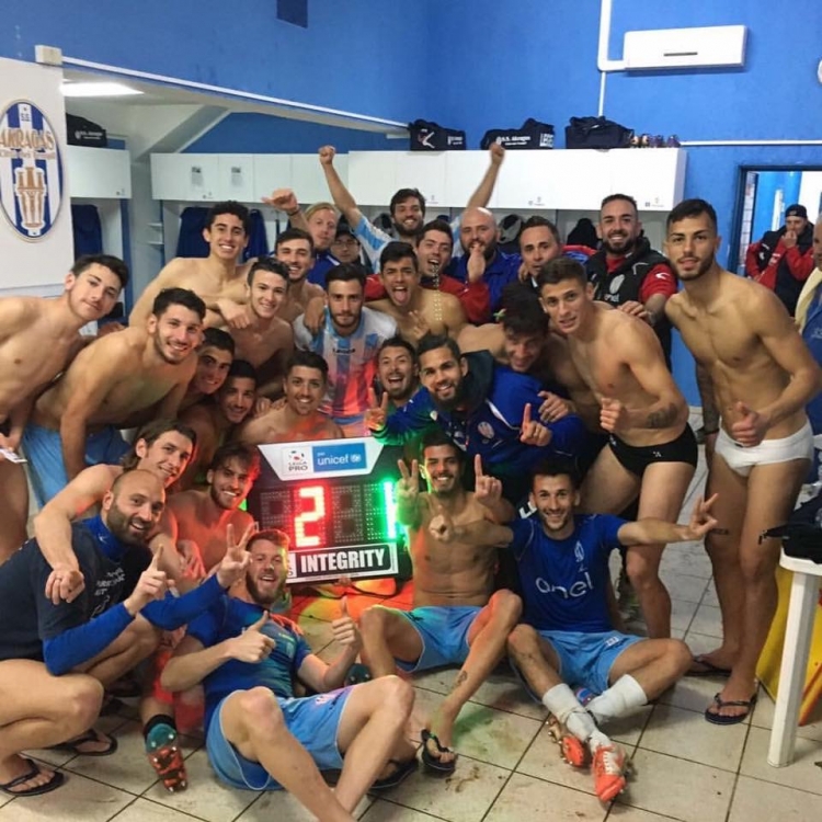 I giocatori dell&#039;Akragas in festa dopo la vittoria contro il Catania. L&#039;Akragas ritroverà il sorriso?