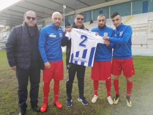 Nella foto i tre nuovi acquisti dell&#039;Akragas insieme al dg Brunco ed al tecnico Falsone.