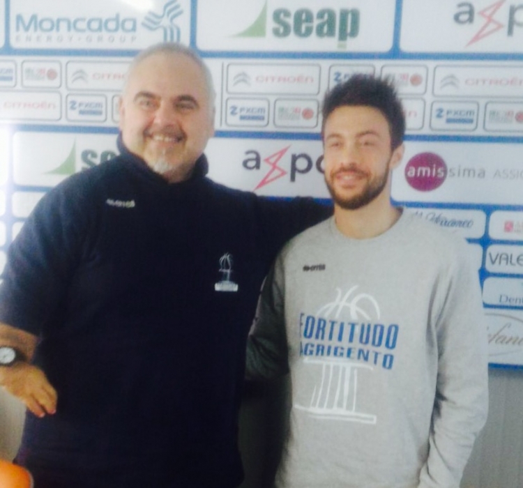 Il coach della Fortitudo Agrigento Franco Ciani ed il play Alessandro Piazza