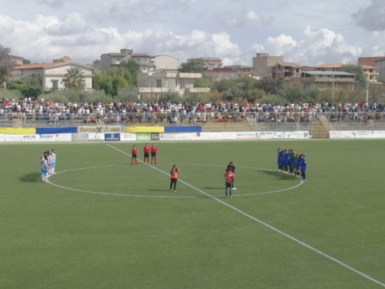 Nella foto il minuto di raccoglimento in memoria di Totò Schillaci 