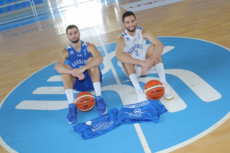 I giocatori della Fortitudo, Andrea e Mario Tartaglia, con la maglia celebrativa della Coppa Italia