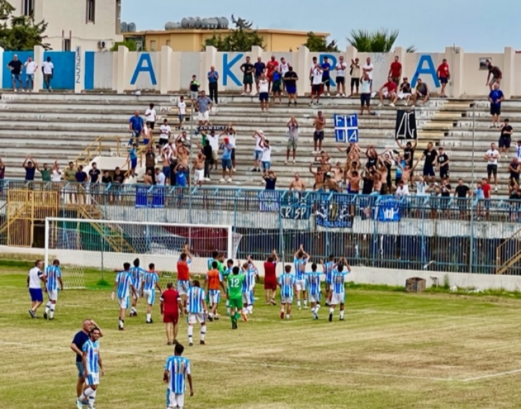 L&#039;Akragas festeggia la vittoria con la Leonfortese con i tifosi della Curva Sud