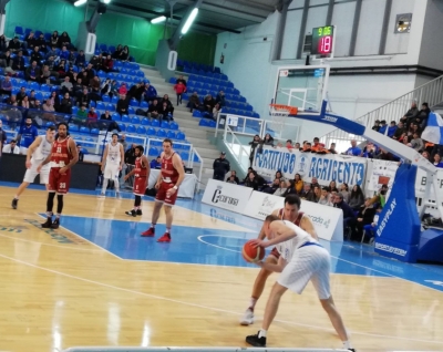 Una fase di gioco del derby Fortitudo Moncada Agrigento - Trapani.