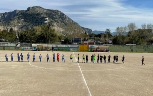 Le squadre di Parmoval e Akragas schierate al centro del terreno di gioco del Lo Monaco (Foto Akragas)