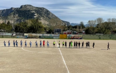 Le squadre di Parmoval e Akragas schierate al centro del terreno di gioco del Lo Monaco (Foto Akragas)