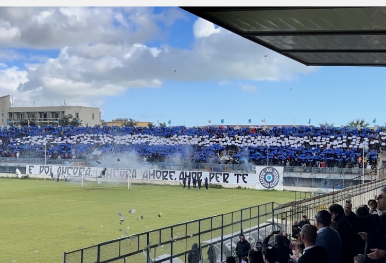 Cornice di pubblico straordinaria per un campionato di Eccellenza