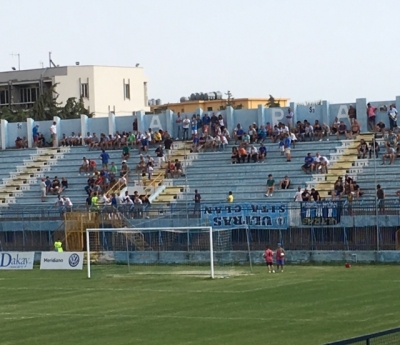 Striscioni capovolti. Tifo organizzato assente in Curva Sud.