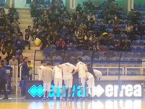 I giocatori della Fortitudo Moncada Agrigento attorno al coach Franco Ciani durante un time out 