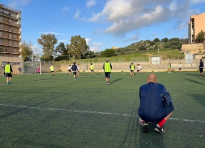 Il tecnico Lillo Bonfatto dirige l&#039;allenamento sul sintetico di Fontanelle (Foto Akragas)