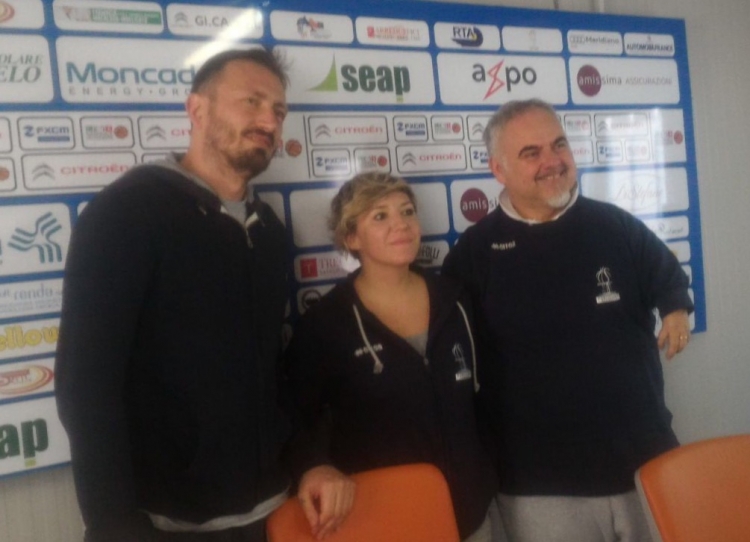 Nella foto da sinistra il ds Cristian Mayer, la responsabile marketing Laura Vento ed il coach della Fortitudo Moncada, Franco Ciani