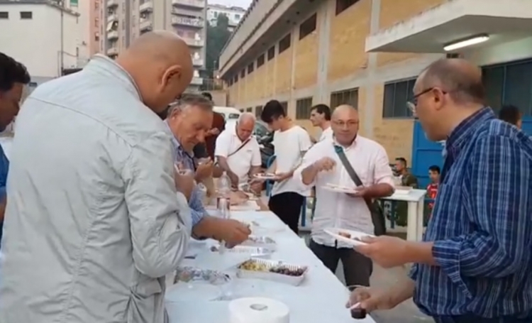 Un momento della festa tra tifosi e squadra