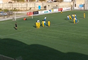 Il calcio di rigore trasformato da Pavisich allo scadere del primo tempo a Mazara del Vallo 