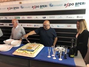 Il presidente Salvatore Moncada taglia la torta dei 50 anni. Accanto a lui Enzo Penna, dirigente storico della Fortitudo Agrigento.