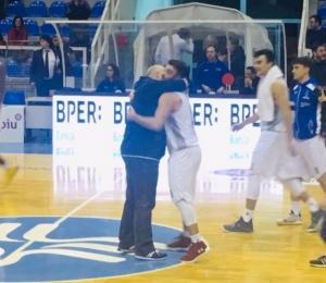 L&#039;abbraccio tra il coach Franco Ciani e Simone Pepe al termine della gara che la Fortitudo Agrigento ha vinto con Biella.  