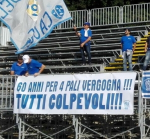 &quot;60 anni per quattro pali. Vergogna!!!&quot;.