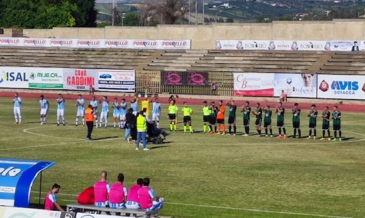 Le formazioni di Akragas e Sciacca schierate al centro del campo allo stadio &quot;Gurrera&quot;