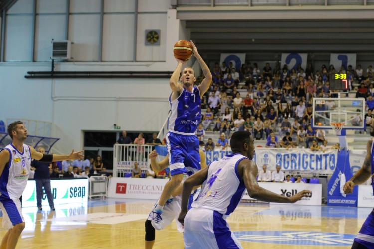 Marco Evangelisti al tiro nella gara d&#039;andata vinta con Agropoli