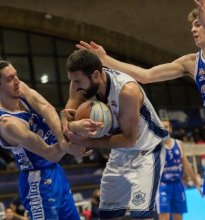 Nella foto una fase della gara con protagonista l&#039;ex biancazzurro Paolo Rotondo (Foto Virtus Ragusa)