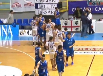 La Fortitudo Moncada festeggia la vittoria sul parquet di Cagliari.