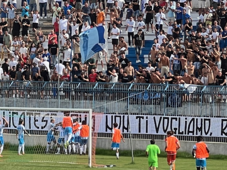 L&#039;esultanza dell&#039;Akragas sotto la curva Sud dell&#039;Esseneto