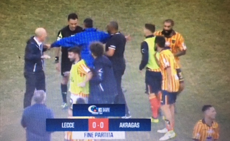 Le proteste del Lecce a fine gara nei confronti dell&#039;arbitro Zanonato