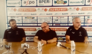 Nella foto, da sinistra il ds Cristian Mayer, il presidente Salvatore Moncada ed il coach Franco Ciani.