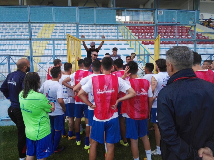 Alcuni tifosi dell&#039;Akragas incontrano la squadra allo stadio Esseneto