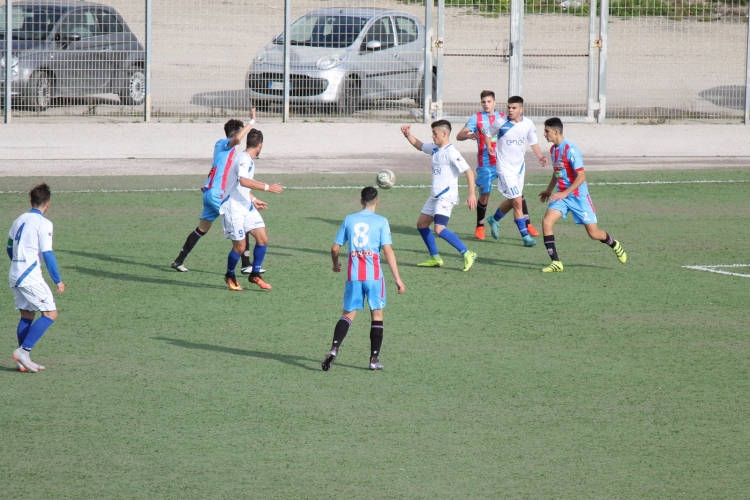 Una fase di gioco del derby tra le squadre Berretti di Akragas e Catania