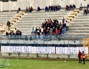 I tifosi dell&#039;Akragas in curva Sud allo stadio Esseneto. 