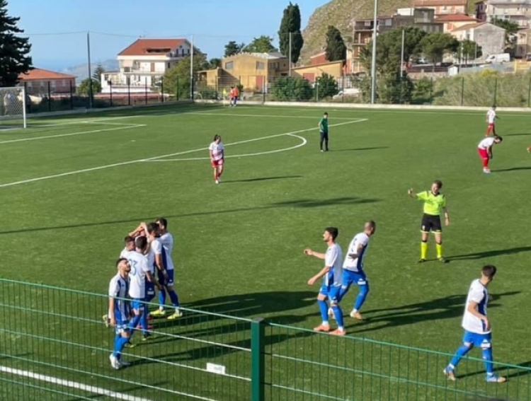 L&#039;esultanza dei giocatori dell&#039;Akragas dopo il gol del raddoppio siglato da Villa (Foto Akragas)