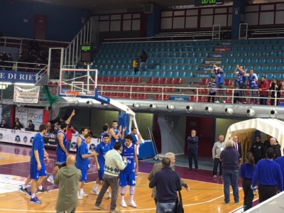 La Fortitudo Moncada Agrigento festeggia la vittoria con i tifosi presenti a Rieti