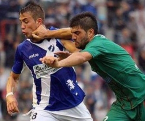 Nella foto il nuovo difensore argentino dell&#039;Akragas, Edelmiro Jorge Martinich Garay (in maglia verde)