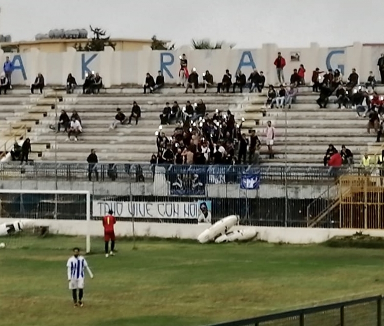 Torce dei telefonini accesi in Curva Sud 