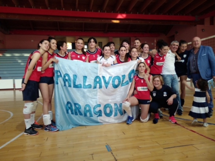 La Pallavolo Aragona esulta per la promozione in B2 insieme al presidente Nino Di Giacomo e lo sponsor principale, Sergio Vella.